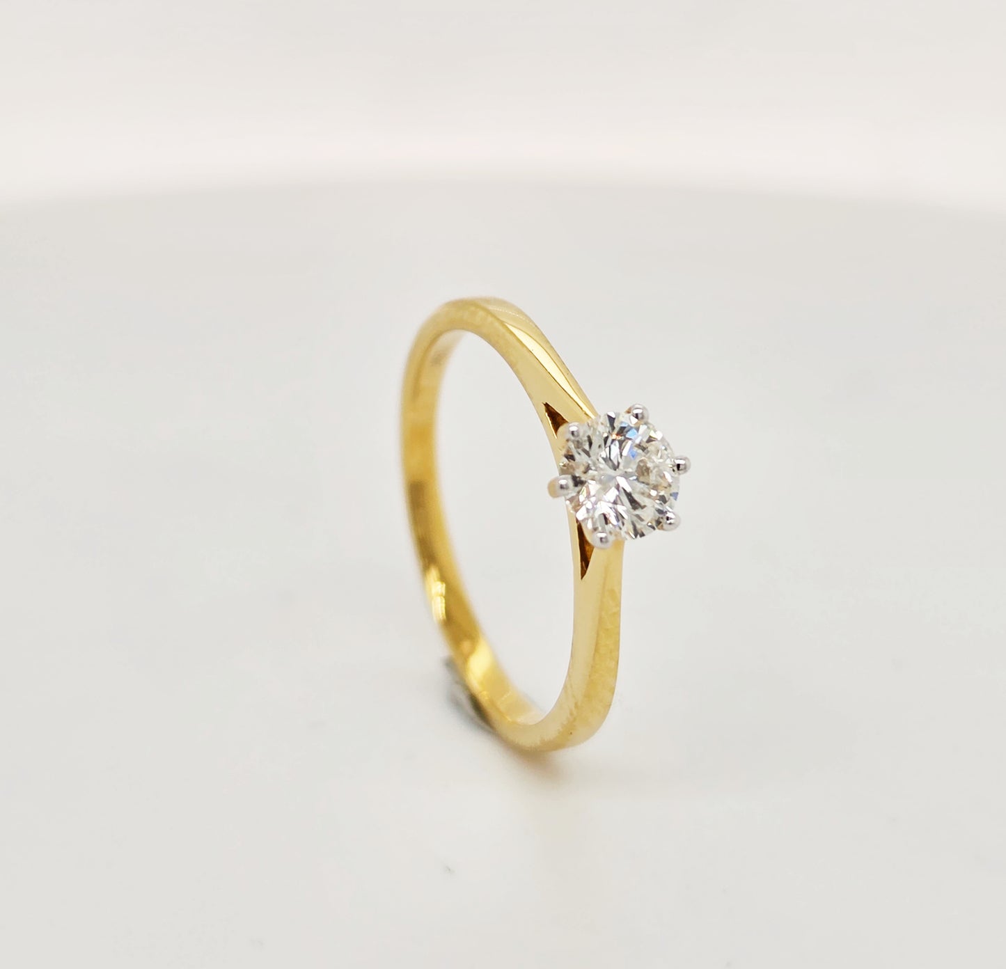 18ct Yellow Gold Diamond Ring.